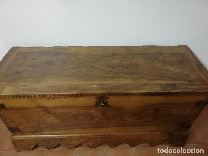 Antig&uuml;edades: Arca antigua de nogal - Foto 2
