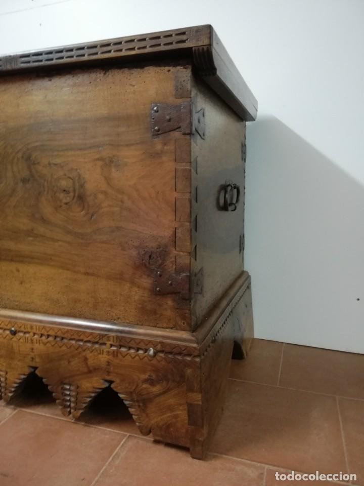 Antig&uuml;edades: Arca antigua de nogal - Foto 3