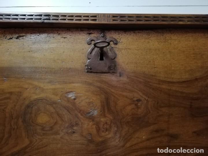 Antig&uuml;edades: Arca antigua de nogal - Foto 5