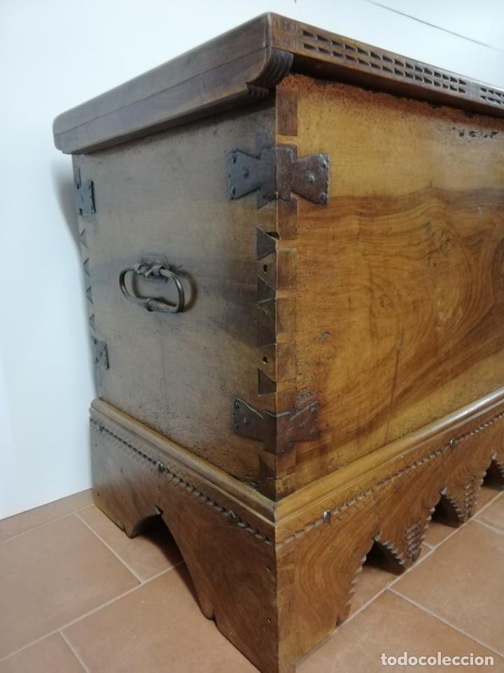 Antig&uuml;edades: Arca antigua de nogal - Foto 6
