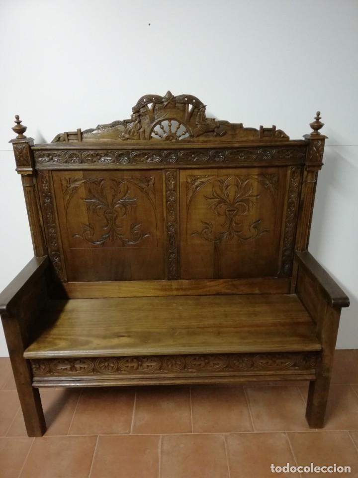 Antig&uuml;edades: Banco tallado de roble - Foto 1