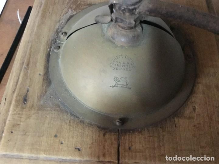 Antig&uuml;edades: molinillo peugeot R talla 4