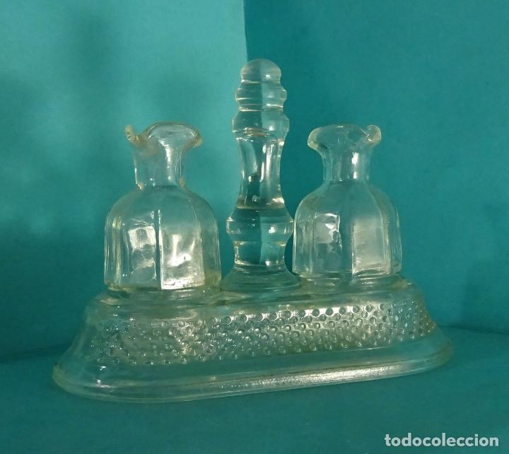 Antig&uuml;edades: VINAGRERA DE CRISTAL PRENSADO - Foto 2
