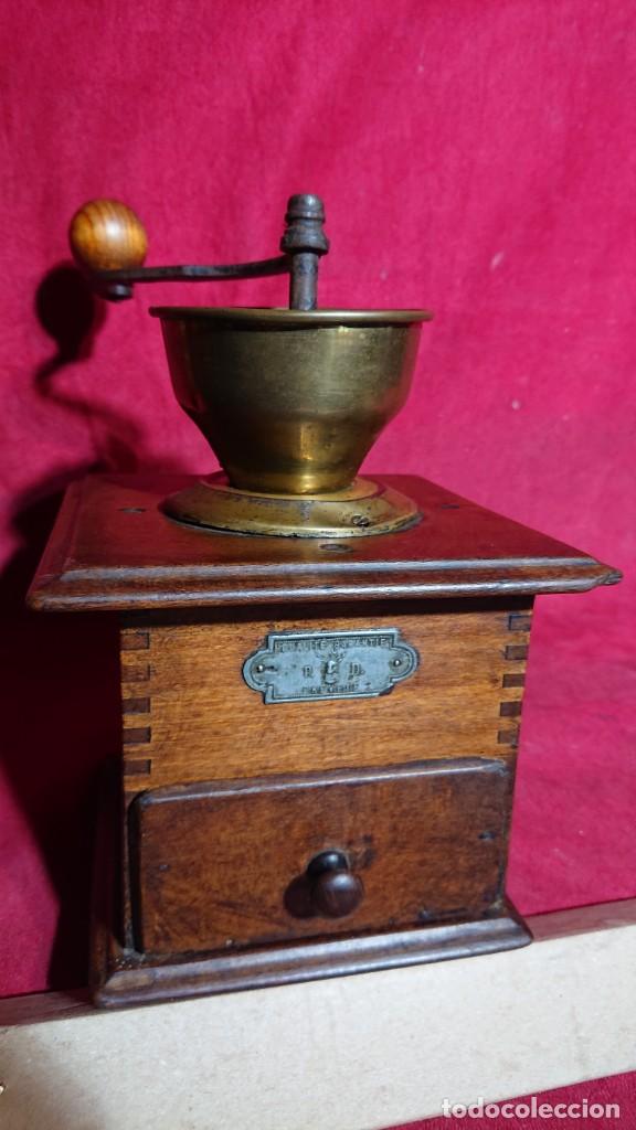 Antiquit&auml;ten: MOLINILLO DE CAFE PARA MESA, ALEMAN, DE TOLVA EXTERNA ABIERTA MARCA Pe De CON IMAGEN DE SAN HUBERTO