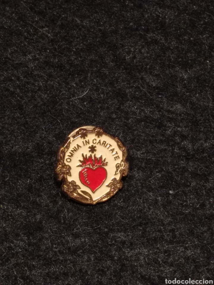 Antig&uuml;edades: Pin coraz&oacute;n de Jes&uacute;s, Omnia in caritate. - Foto 1