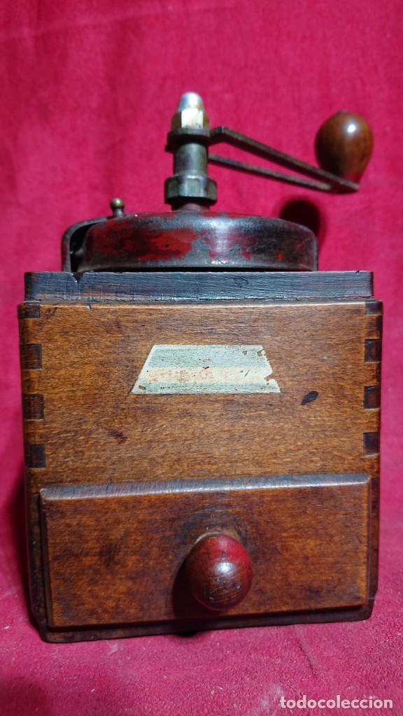 Antiques: MOLINILLO DE CAFE DE MESA DE TOLVA DE BAJA ALTURA CON TAPA Y POMO DE COLOR ROJIZO