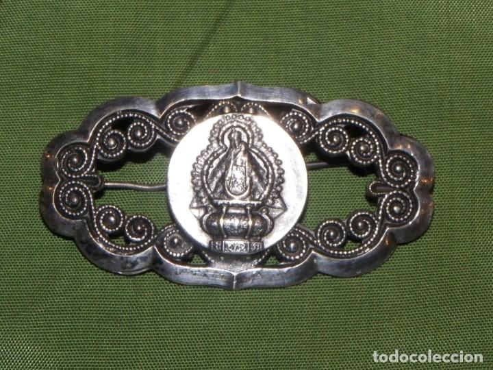 Antig&uuml;edades: Broche plata con Virgen antigua. - Foto 1