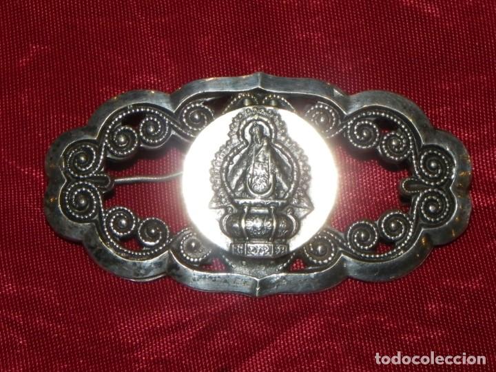 Antig&uuml;edades: Broche plata con Virgen antigua. - Foto 3