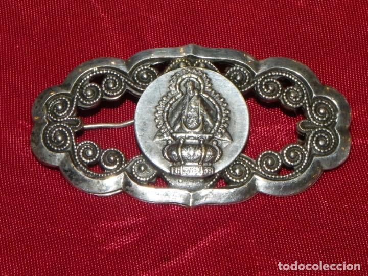Antig&uuml;edades: Broche plata con Virgen antigua. - Foto 4