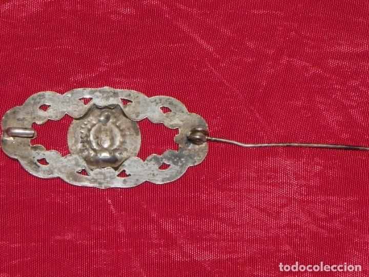 Antig&uuml;edades: Broche plata con Virgen antigua. - Foto 14