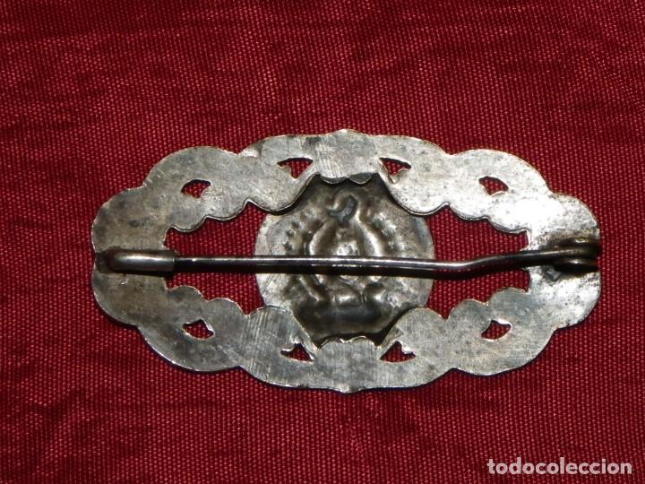 Antig&uuml;edades: Broche plata con Virgen antigua. - Foto 15