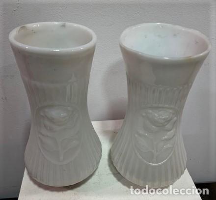 Antig&uuml;edades: Par de jarrones de opalina blanca - Foto 1