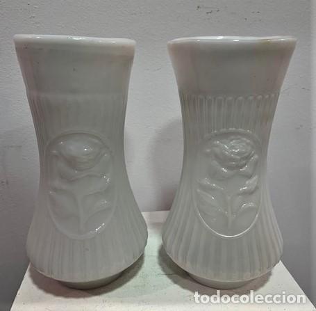 Antig&uuml;edades: Par de jarrones de opalina blanca - Foto 7
