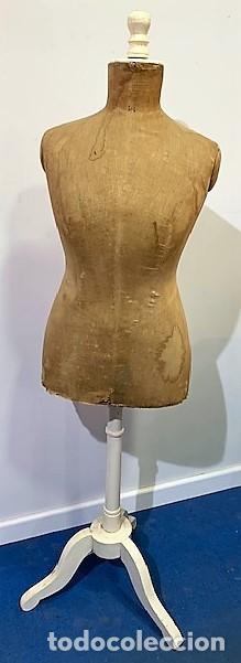Antig&uuml;edades: Maniqu&iacute; de madera y de &eacute;poca. - Foto 1