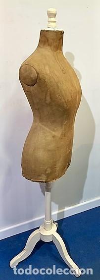 Antig&uuml;edades: Maniqu&iacute; de madera y de &eacute;poca. - Foto 2