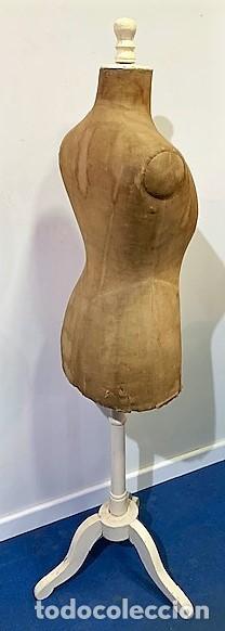 Antig&uuml;edades: Maniqu&iacute; de madera y de &eacute;poca. - Foto 3