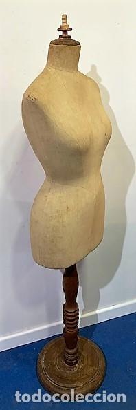 Antig&uuml;edades: Maniqu&iacute; de madera y de &eacute;poca. - Foto 2