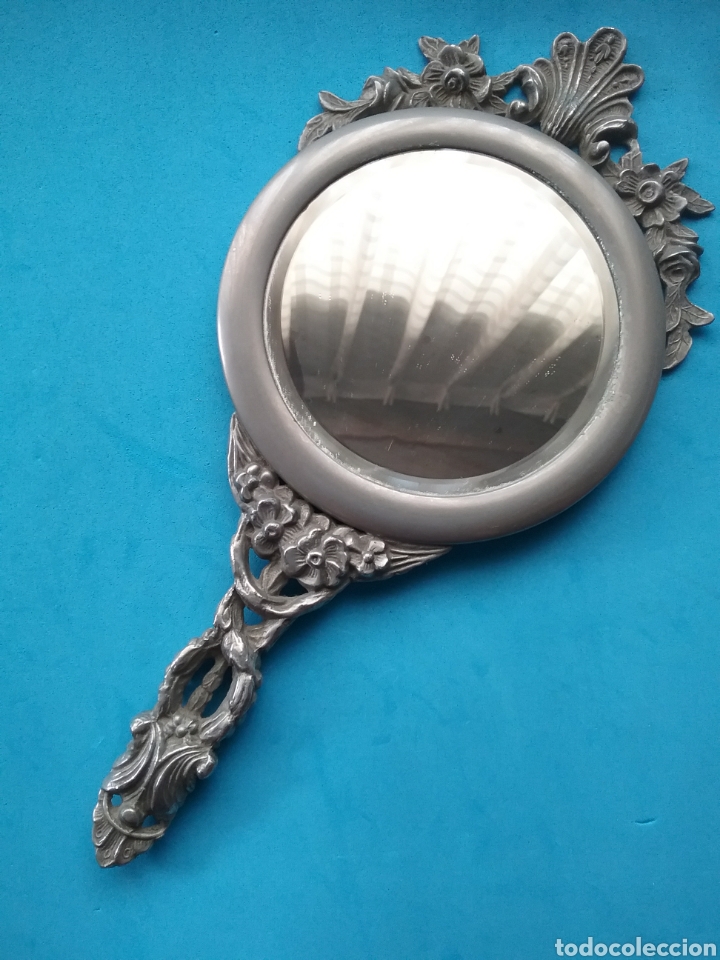 Antig&uuml;edades: Espejo de mano para tocador en metal.