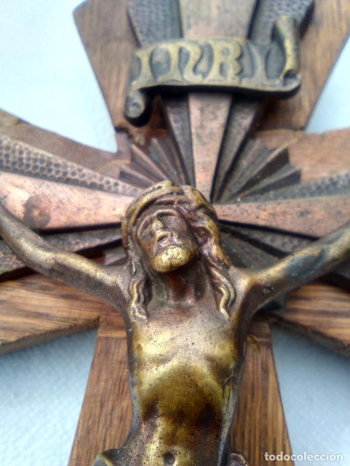 Antig&uuml;edades: Antiguo crucifijo de bronce y madera - Foto 1