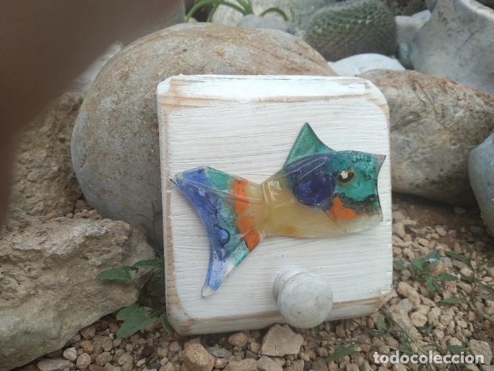 Antig&uuml;edades: perchero pez de cristal y madera - Foto 1