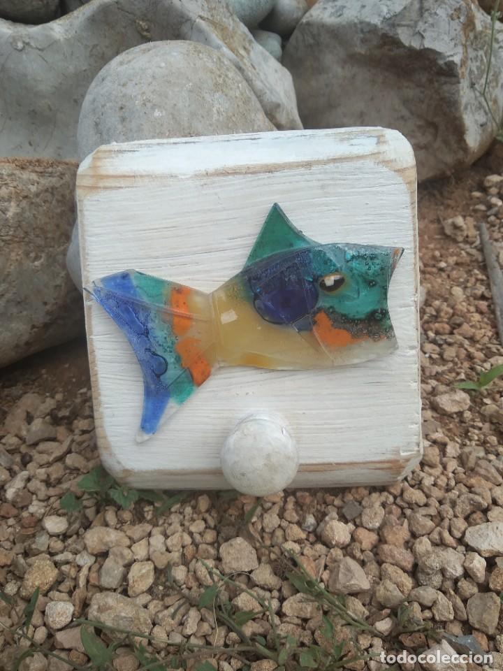 Antig&uuml;edades: perchero pez de cristal y madera - Foto 2
