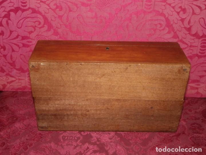 Antig&uuml;edades: Caja siglo XIX cedro - Foto 9