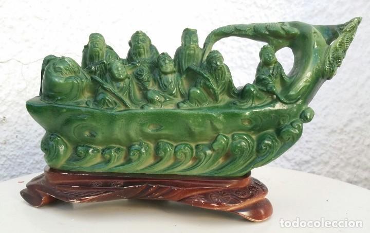 Antig&uuml;edades: BARCA ORIENTAL CON PERSONAJES ORIENTALES SIMIL DE JADE
