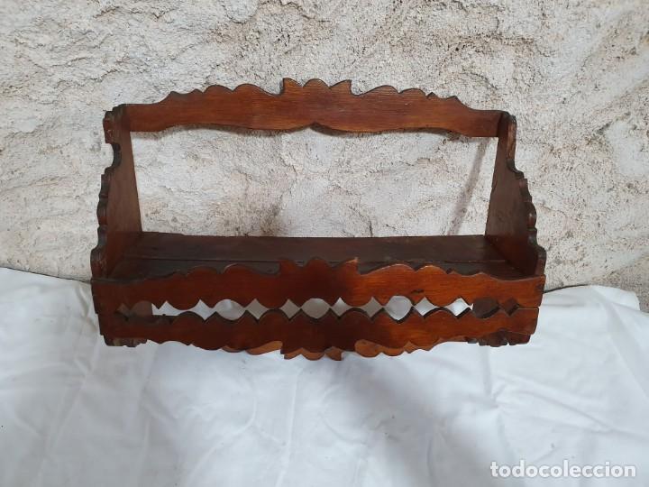Antig&uuml;edades: PLATERO DE COLGAR DE MADERA - Foto 2