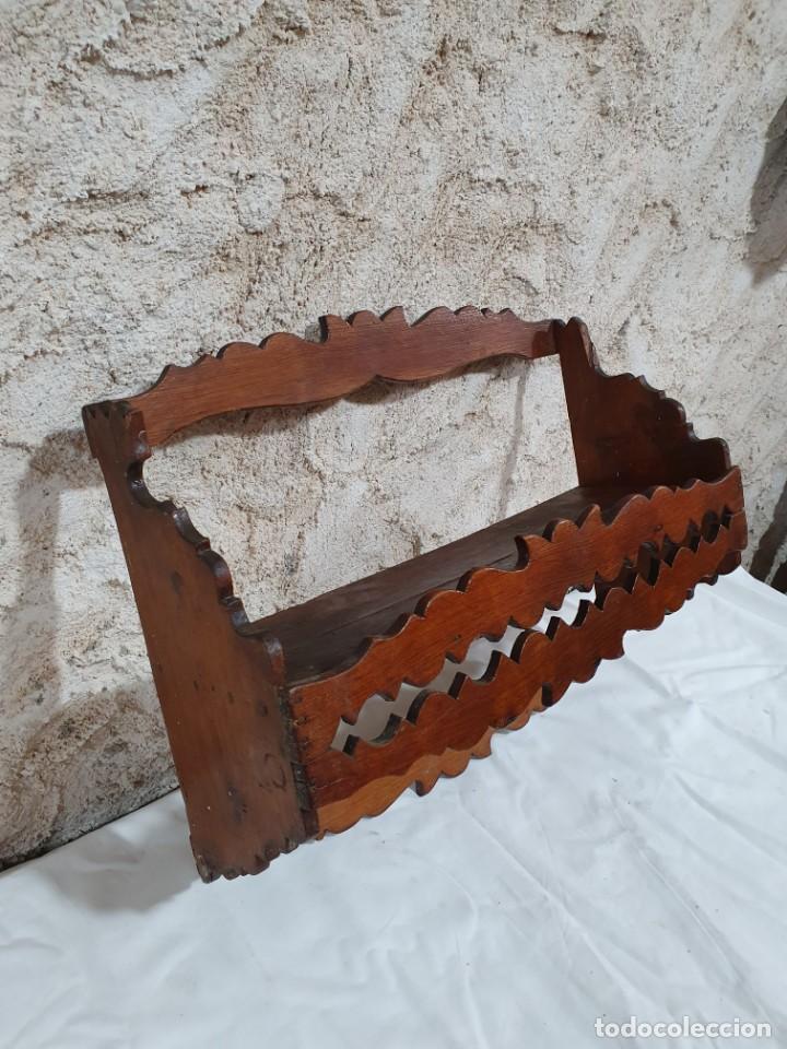 Antig&uuml;edades: PLATERO DE COLGAR DE MADERA - Foto 3