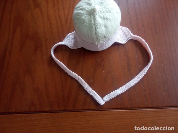 Antig&uuml;edades: GORRO PARA BEBE REDONDO EN LANA EN BEIG Y ROSA - Foto 1