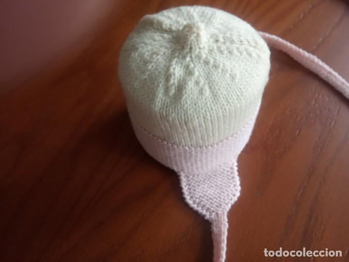 Antig&uuml;edades: GORRO PARA BEBE REDONDO EN LANA EN BEIG Y ROSA - Foto 2