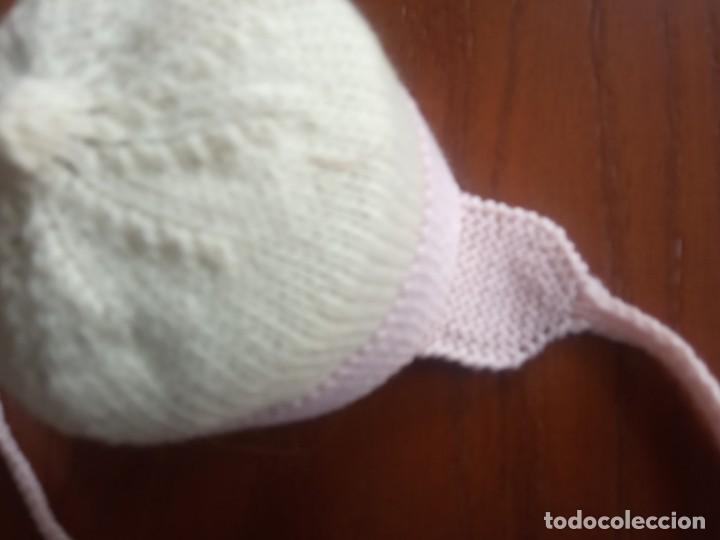 Antig&uuml;edades: GORRO PARA BEBE REDONDO EN LANA EN BEIG Y ROSA - Foto 3