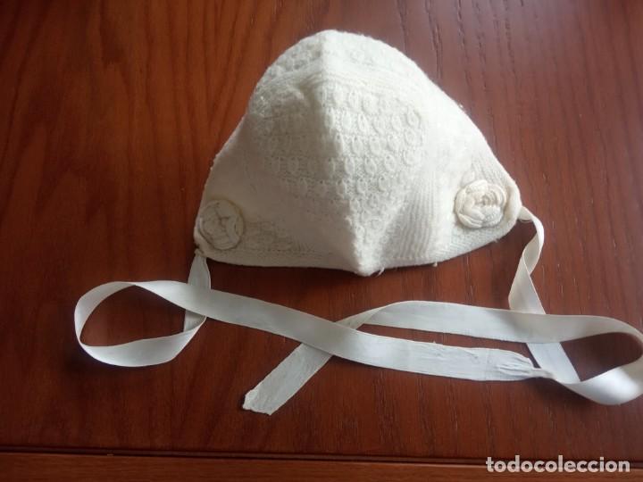 Antig&uuml;edades: GORRO PARA BEBE CON FLOR EN LOS LADOS, EN LANA, BEIGE - Foto 1