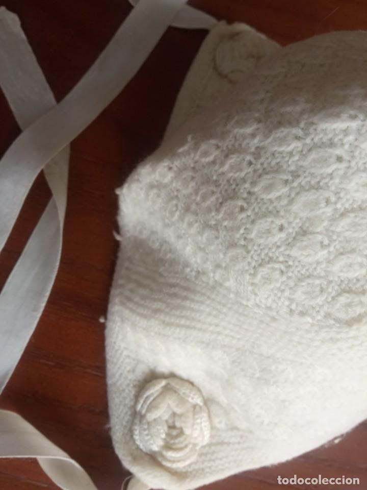 Antig&uuml;edades: GORRO PARA BEBE CON FLOR EN LOS LADOS, EN LANA, BEIGE - Foto 2