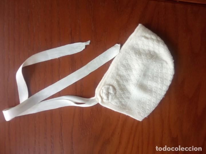 Antig&uuml;edades: GORRO PARA BEBE CON FLOR EN LOS LADOS, EN LANA, BEIGE - Foto 4