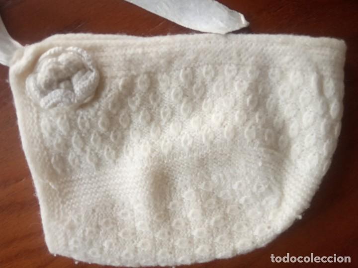 Antig&uuml;edades: GORRO PARA BEBE CON FLOR EN LOS LADOS, EN LANA, BEIGE - Foto 5