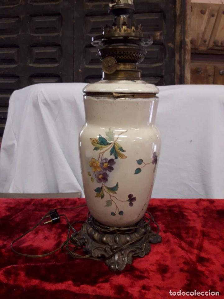 Antig&uuml;edades: Quinque de ceramica y pie de calamina - Foto 1