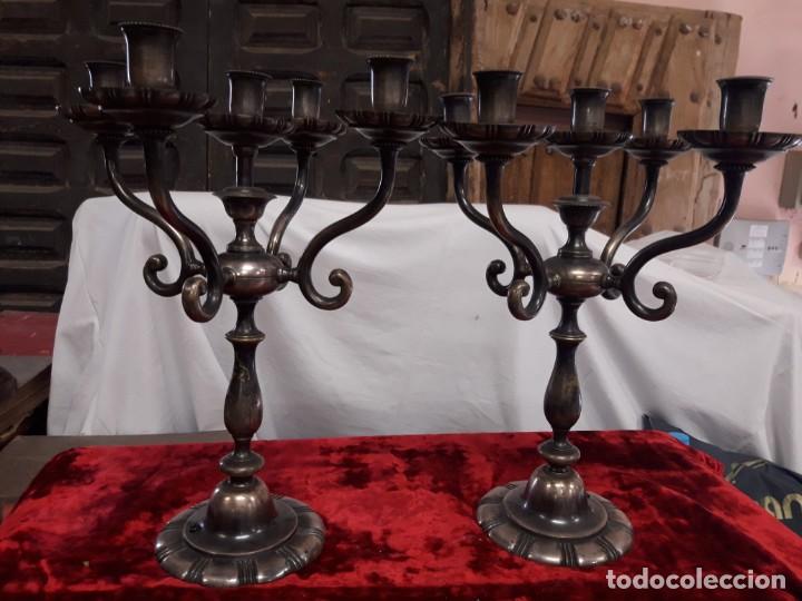 Antig&uuml;edades: Pareja candelabros bronce plateado - Foto 1