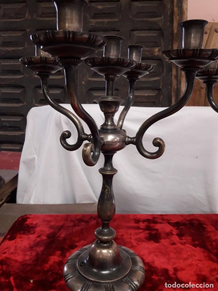 Antig&uuml;edades: Pareja candelabros bronce plateado - Foto 2