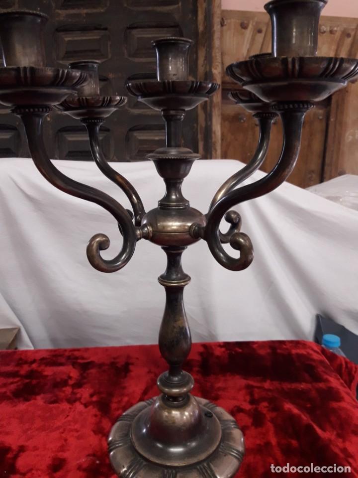Antig&uuml;edades: Pareja candelabros bronce plateado - Foto 5