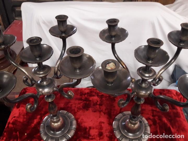 Antig&uuml;edades: Pareja candelabros bronce plateado - Foto 6