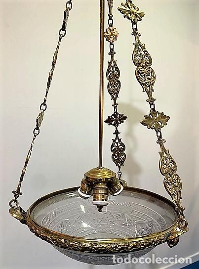 Antig&uuml;edades: L&aacute;mpara de techo de bronce y cristal tallado. - Foto 2