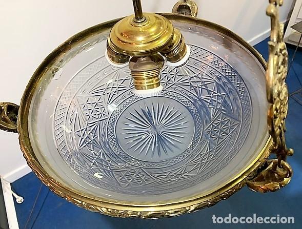 Antig&uuml;edades: L&aacute;mpara de techo de bronce y cristal tallado. - Foto 3