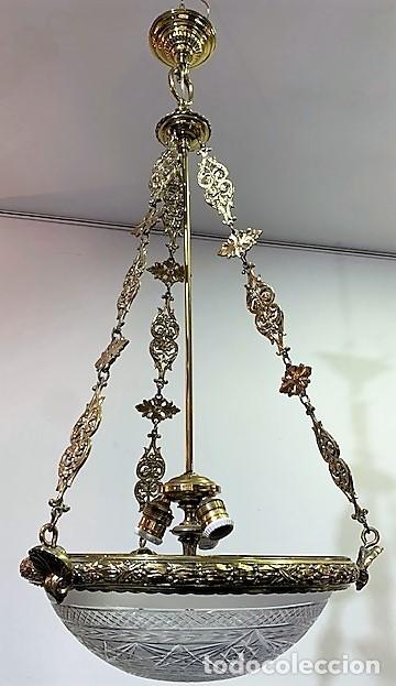 Antig&uuml;edades: L&aacute;mpara de techo de bronce y cristal tallado. - Foto 4