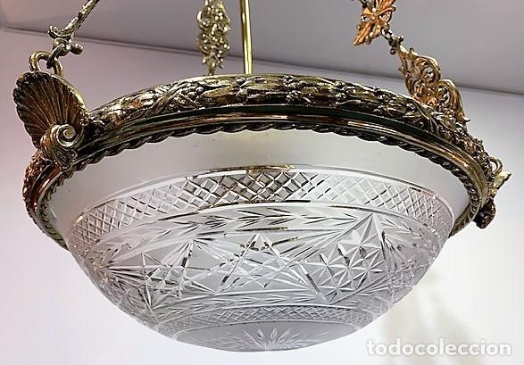 Antig&uuml;edades: L&aacute;mpara de techo de bronce y cristal tallado. - Foto 5