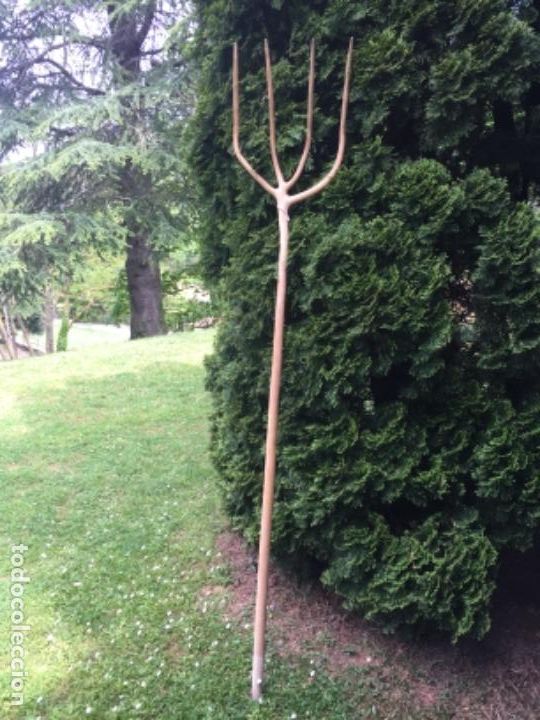 Antig&uuml;edades: horca tallada en madera - Foto 1