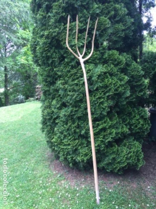 Antig&uuml;edades: horca tallada en madera - Foto 2