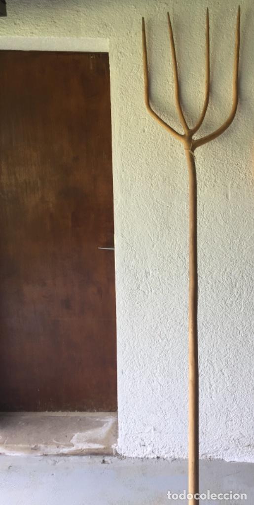 Antig&uuml;edades: horca tallada en madera - Foto 5