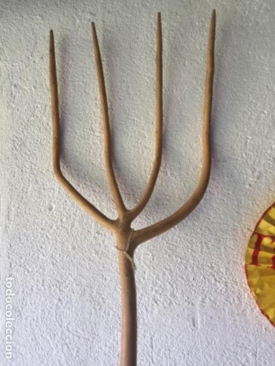 Antig&uuml;edades: horca tallada en madera - Foto 6