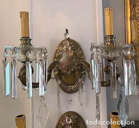 Antig&uuml;edades: Par de apliques de bronce y cristal. - Foto 2